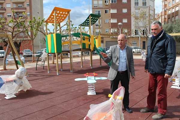 El parc de l'avinguda Penyagolosa ha millorat la seua dotació, amb nou mobiliari urbà, jocs infantils i màquines biosaludables.