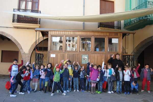Els xiquets tenen l'oportunitat de fer-se fotografies amb 'La Panderola'.