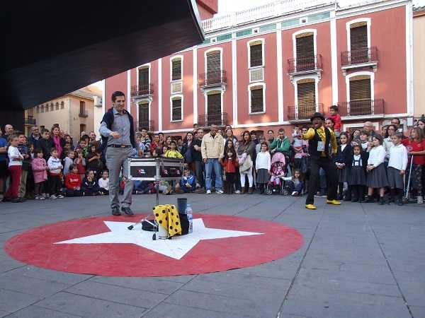 Xi´quets i pares  va poder participar en la majoria dels espectacles de màgia.