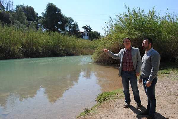 L'alcalde de Vila-real, en l'antiga platja de la Revolta de la Mare de Déu de Gràcia del riu Millars on es realitzarà l'actuació.