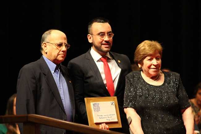 L'alcalde de Vila-real, José Benlloch, amb una de les parelles que enguany celebren 50 anys de casades.