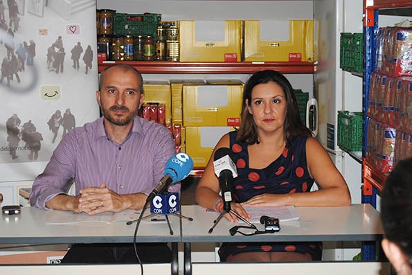 La regidora de Serveis Socials, Mònica Àlvaro, i el responsable de l’EMOS fan balanç de la primera edició de la iniciativa.