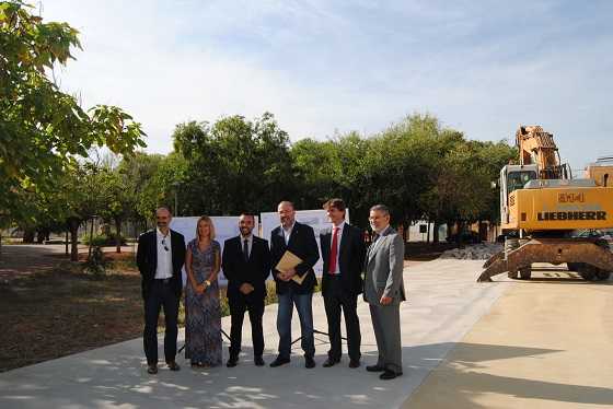 Els representants municipals en la zona on s'han iniciat les obres.