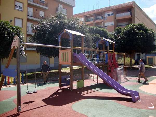 Els parcs infantil necessiten d'un manteniment de neteja per tal d'evitar el seu deteriorament.