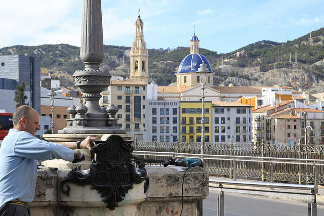 Un moment de la reposició de la placa.
