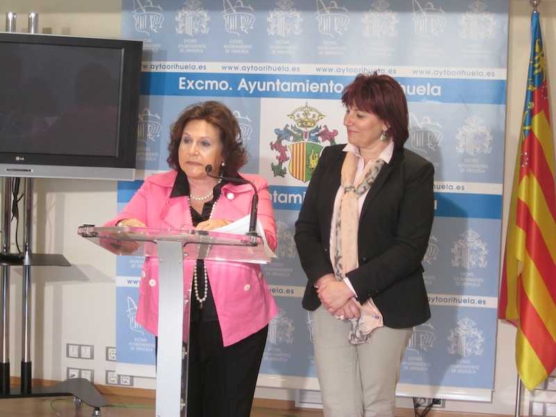 La directora del centre, Carmen Navarro, amb la Regidora d'Educació, Rosa Martínez.