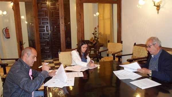 Fotografia corresponent al moment de la signatura dels convenis.