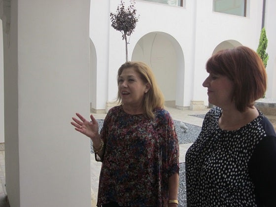 a Regidora de Cultura, Rosa Martínez, i una de les organitzadores de l'esdeveniment, Concha Montijano,