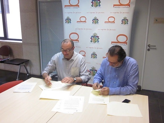 Dues imatges de la firma del conveni.