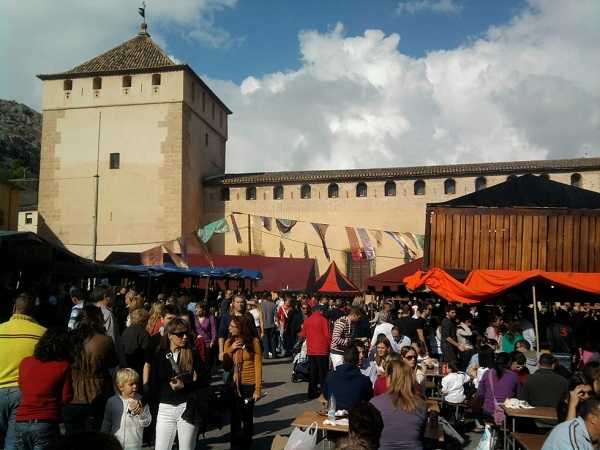 Al concurs podran participar aquells artistes i dissenyadors nacionals i estrangers, individualment o en equip.