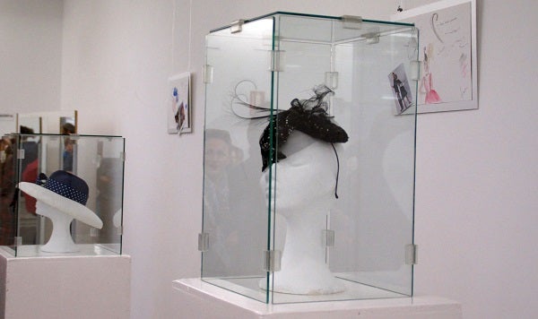 La mostra recull una sèrie de tocats basats en pel·lícules que han inspirat a la jove artista local.