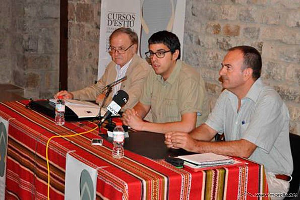 L'alcalde de Morella, el vice-rector de l'UJI i l'organitzador inauguren el curs d'estiu.