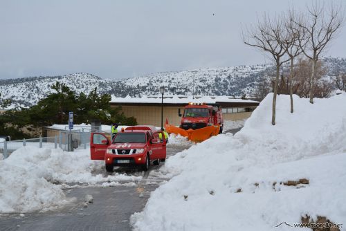 Treballs de neteja de l'accés al col·legi i l'institut