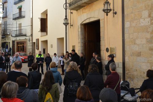 Concentració cívica a la placeta de l'ajuntament