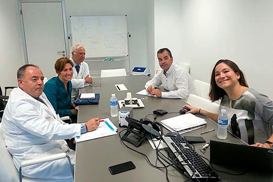 L'alcalde, Antonio Puerto, i la regidora de Sanitat, Yolanda Moreno, mantenen una reunió “molt productiva” amb els responsables de l'hospital.