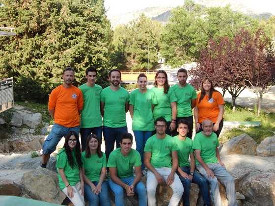 Un grup de 15 joves realitzen el voluntariat mediambiental coordinats per Vicente Porta (primer per la esquerra).
