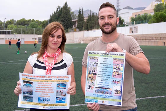 L'alcaldessa i el regidor d'Esports presenten els cartells del nou curs esportiu.