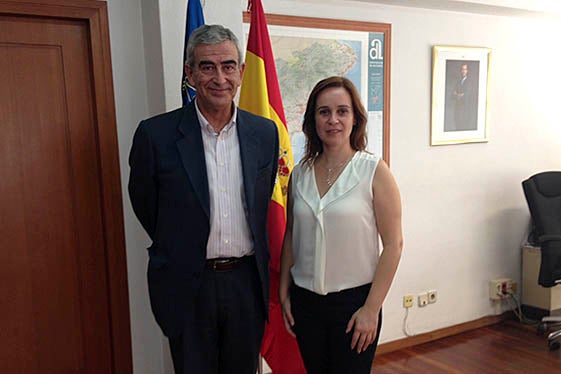 L'alcaldessa de Xixona, Isabel López Galera i el cap provincial de Trànsit, Francisco García-Caro.