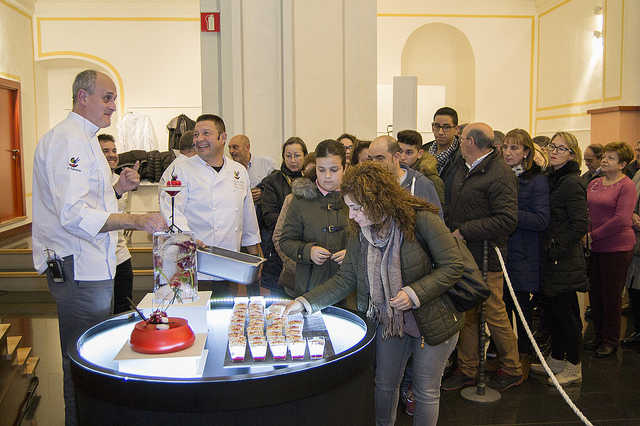 Els assistents a la demostració degusten els gelats.
