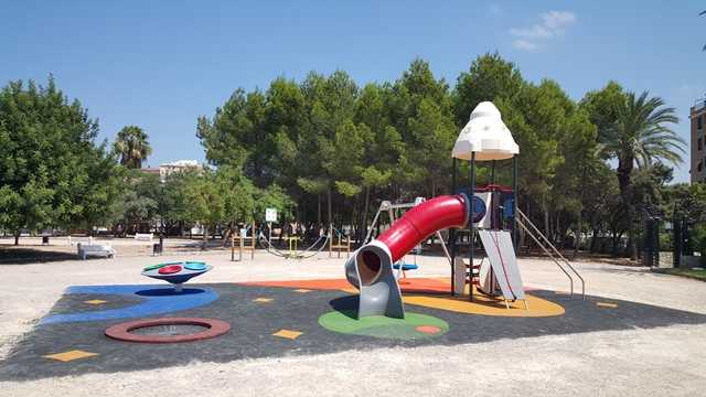 Joc infantil al parc de l'Alquenència