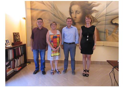 José Natalio Gascó i Soledad Ramón, secretari i presidenta de l’associació amb l’alcalde Roger i la regidora Xelo Angulo.