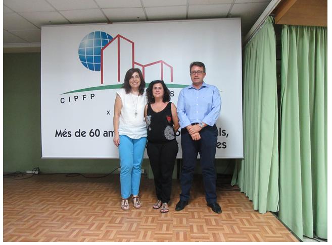 La directora del centre Mª Lidón Ahullana, la regidora d'educacíó Amor Amorós i el repersentant de Caixa Ontinyent Obra Social Vicente Vidal.