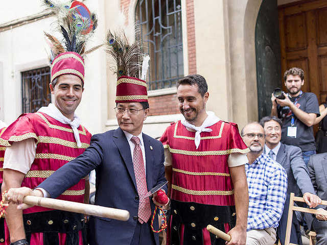 L'alcalde de Gangneung amb els bastonets