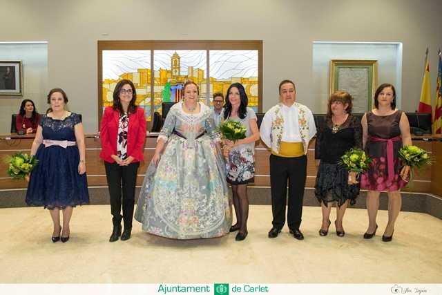 La Fallera Major 2017 i la seua cort d'honor, acompanyades per l'alcaldessa de la ciutat, M. Josep Ortega, el president de la Junta local fallera, Vicente Pueblas i el regidor de festes, Josep Mur