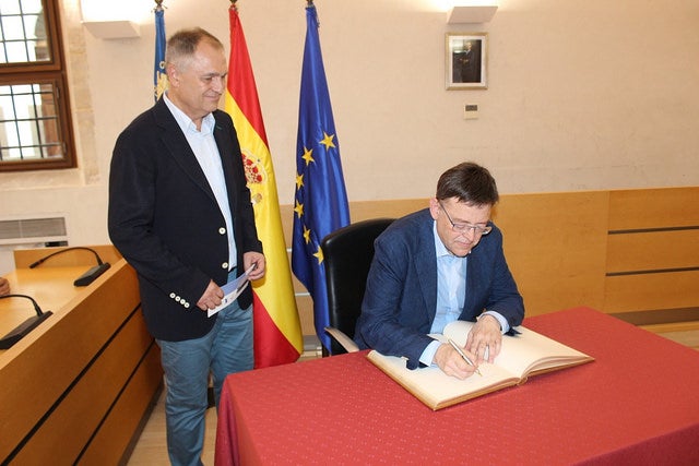 Signatura en el llibre d'honor