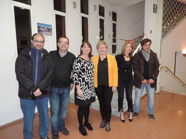 L'alcaldessa, Cristina Alemany, amb la diputada de Turisme, Pilar Moncho, el regidor Joano Baudés, la tècnica de Turisme Mavi Aparisi i els responsables del documental, Chema Puchades i Raúl Artacho