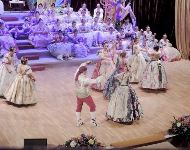 Les Falleres Majors de Bétera, Júlia Garrido i Lluna Alejo, amb la JLF a les acaballes de la presentació