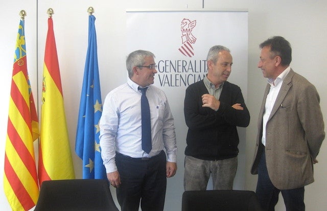 Antoni Marzo, al centre, explicant tot el que s'està fent al voltant de la processionària