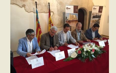 Els cinc alcades signant el conveni.