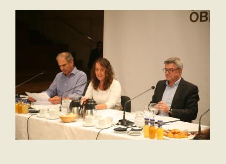 La regidora Glòria Tello, entre el director del Palau, Vicent Ros, i el director titular de l'Orquestra de València, Yaron Traub