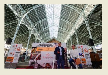 El regidor Vicent Sarrià i el president dels comerciants del Mercat de Colom, Steve Anderson, durant la presentació.