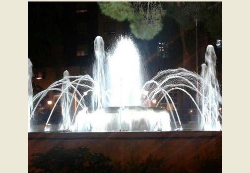 Imatge nocturna de la font