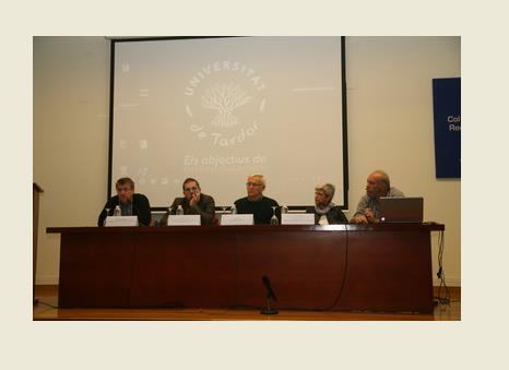 L'alcalde, en el centre, durant l'acte