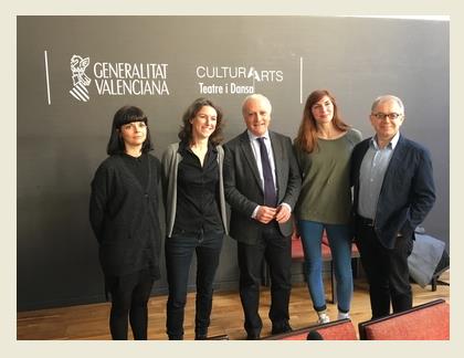 Inma García, de l'Associació Valenciana d'empreses de Dansa (AVED); Maria Oliver, regidora d'Acció Cultural; Albert Girona, secretari Autonòmic de Cultura i Esports; Mertixell Barberá, coreògrafa de Taiat Dansa i Abel Guarines, director general de l'Insti
