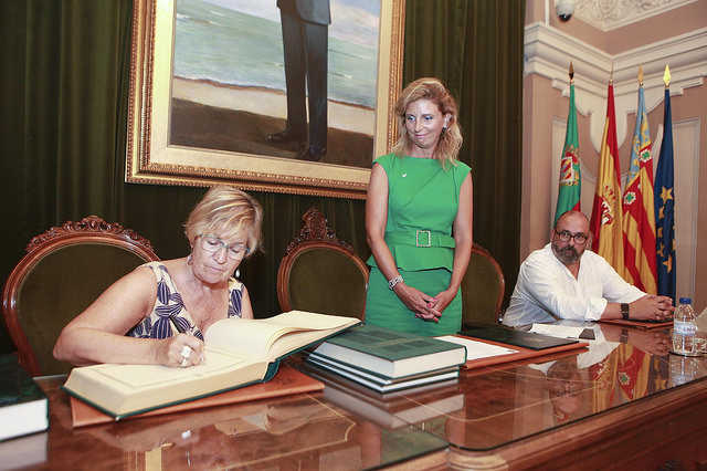 Amparo Marco i Montserrat Parra signen un acord per a reforçar les relacions culturals, esportives, socials, turístiques i econòmiques entre ambdues ciutats.