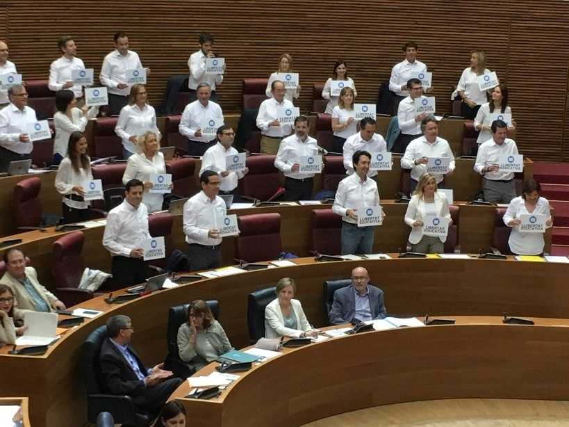 Els diputats del PP han lluit samarretes blanques en suport a l'escola concertada.