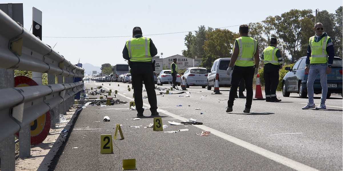 Agents de les forces de seguretat en l'accident del passat diumenge a Oliva on tres ciclistes van morir atropellats per un cotxe conduït per una dona que va donar positiu en alcohol i drogues