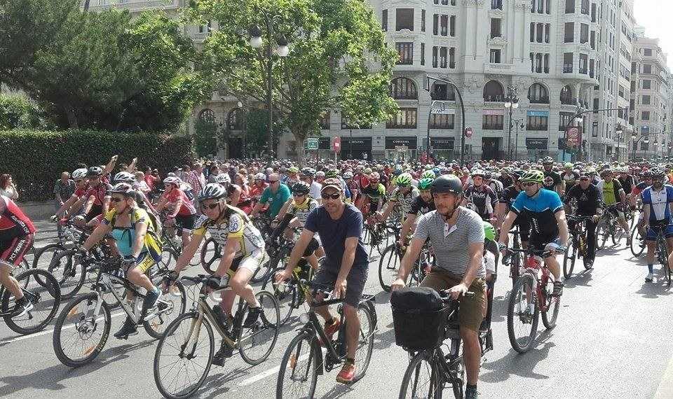 Milers de ciclistes han marxat pels carrers de València.