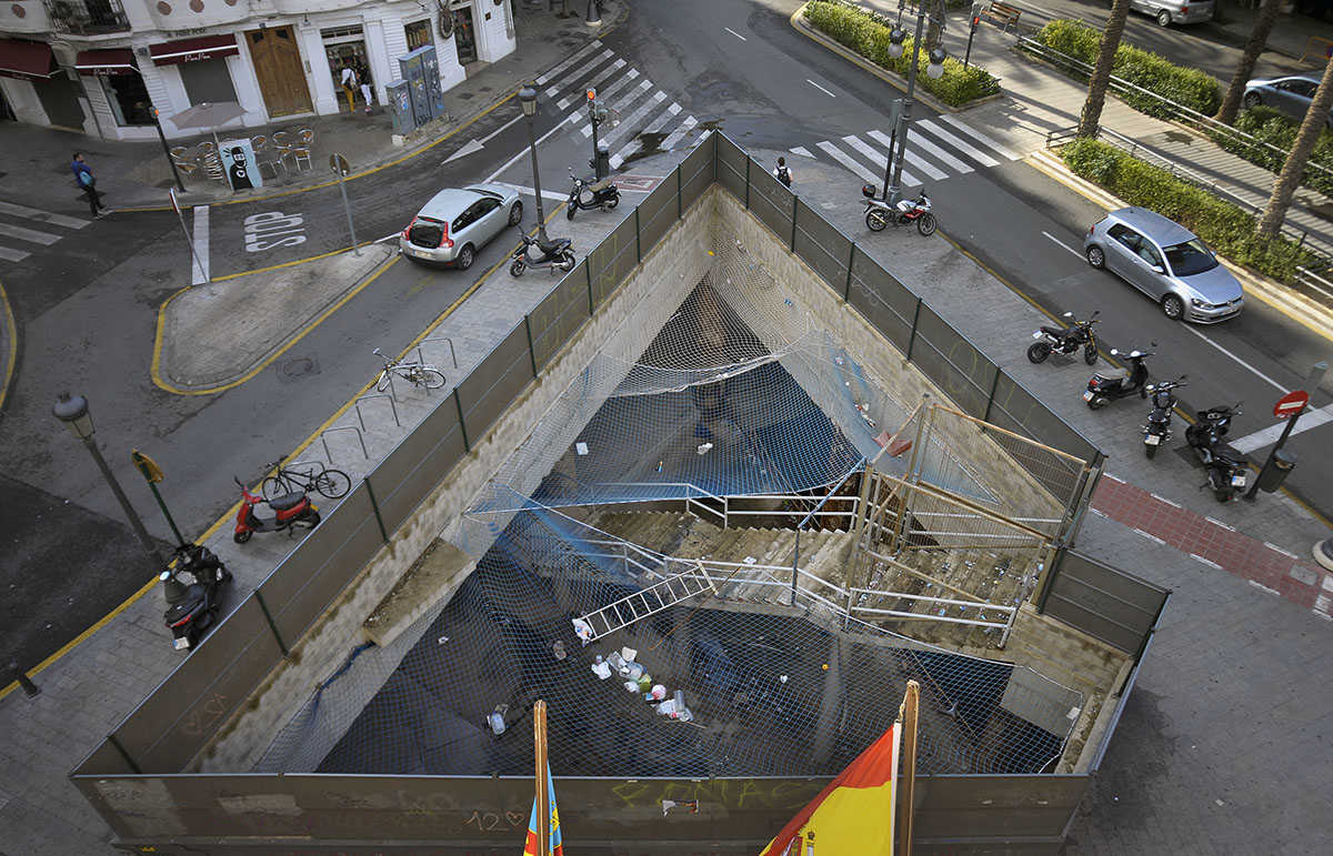 La brutícia s'acumula a la futura estació de Metrovalencia a l'avinguda Regne de València