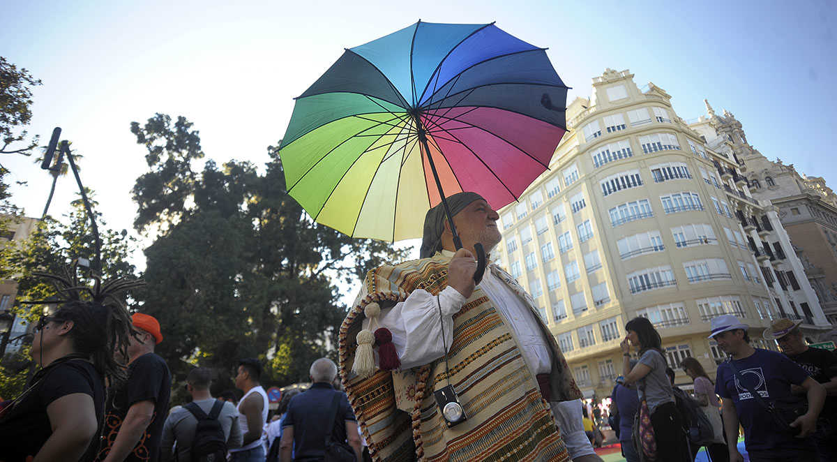 Una persona participant en la manifestació del Dia de l'Orgull LGTBI a València.