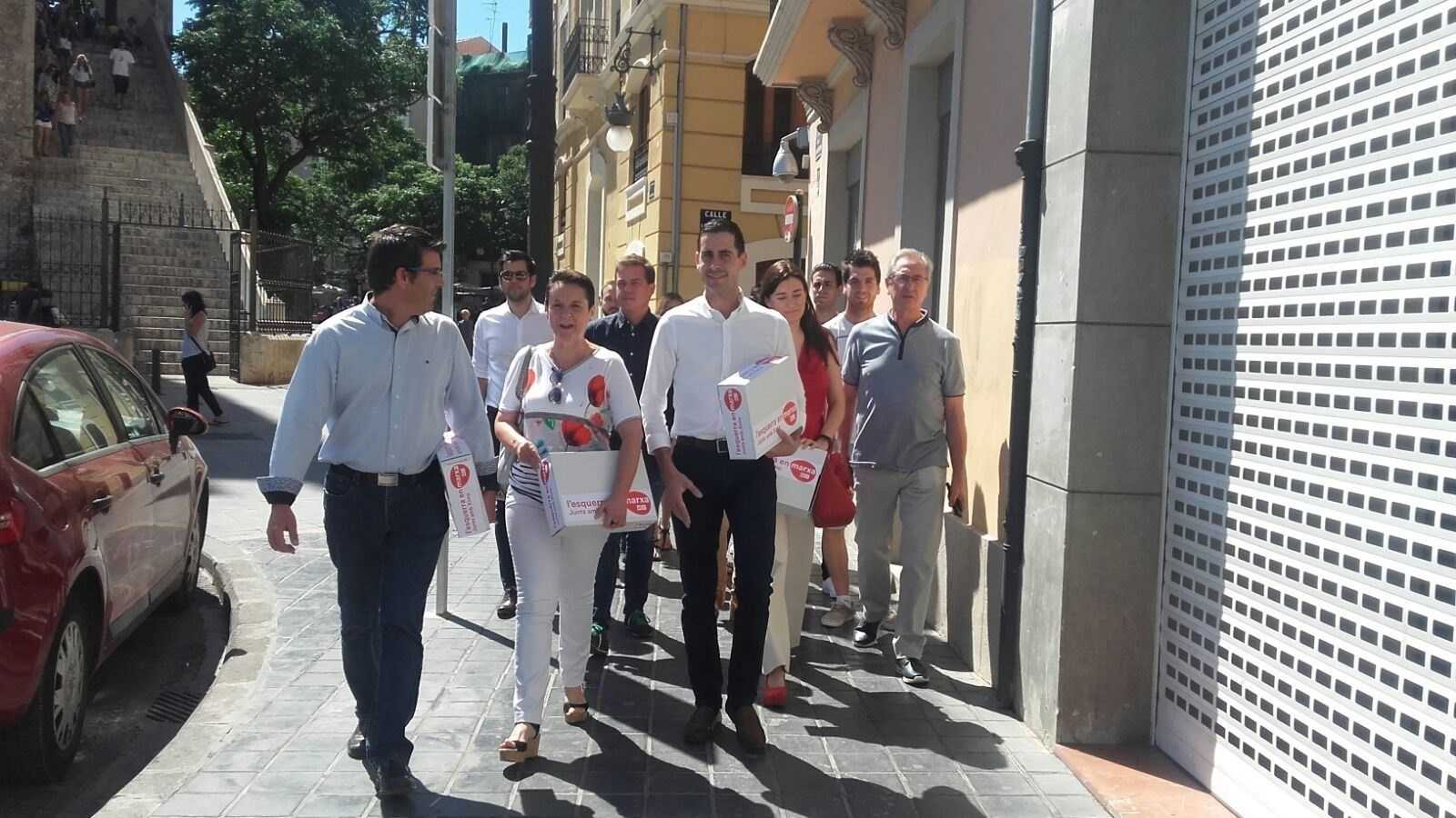 Representants de la candidatura de Ximo Puig, 'L'esquerra en marxa', acudeixen a la seu del PSPV per a lliurar els avals