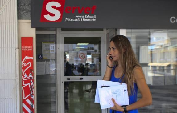 Els servicis van liderar el descens de l'atur en abril.