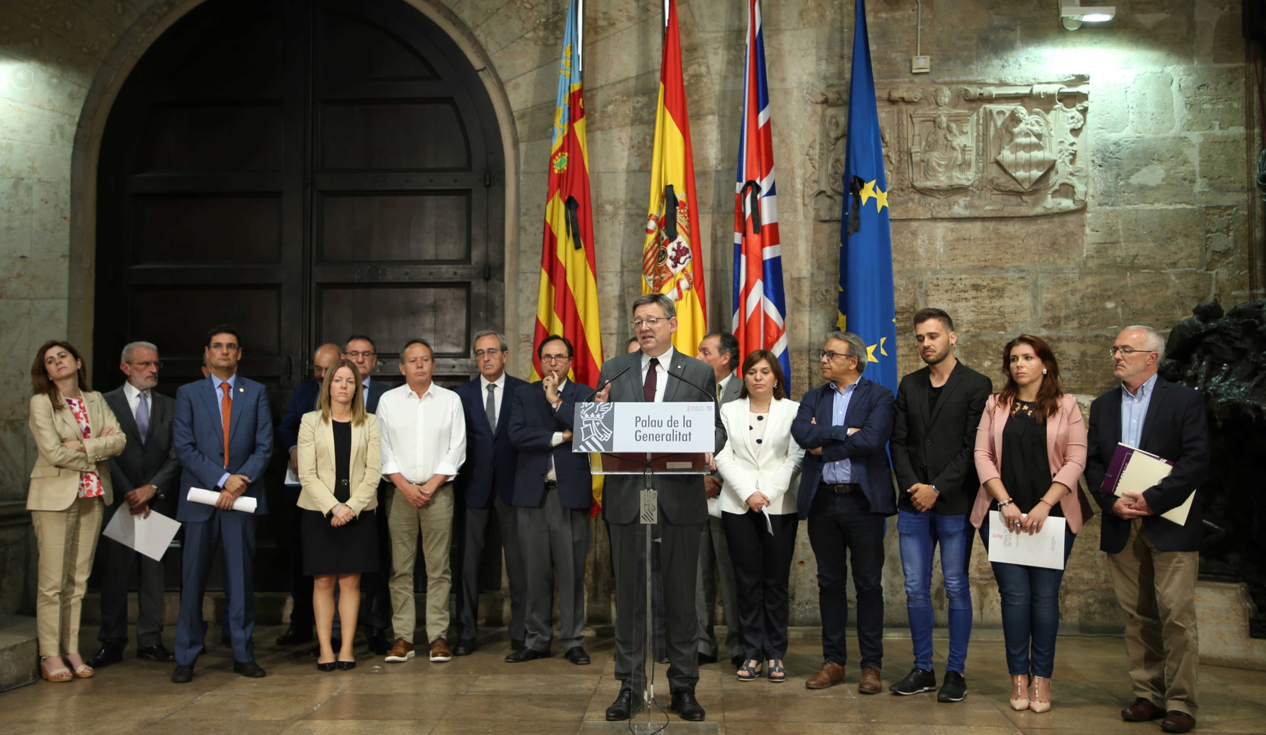 Els assistents a la reunió del president de la Generalitat i els síndics dels grups parlamentaris amb Francisco Pérez, l'expert valencià a la comissió de seguiment del finançament