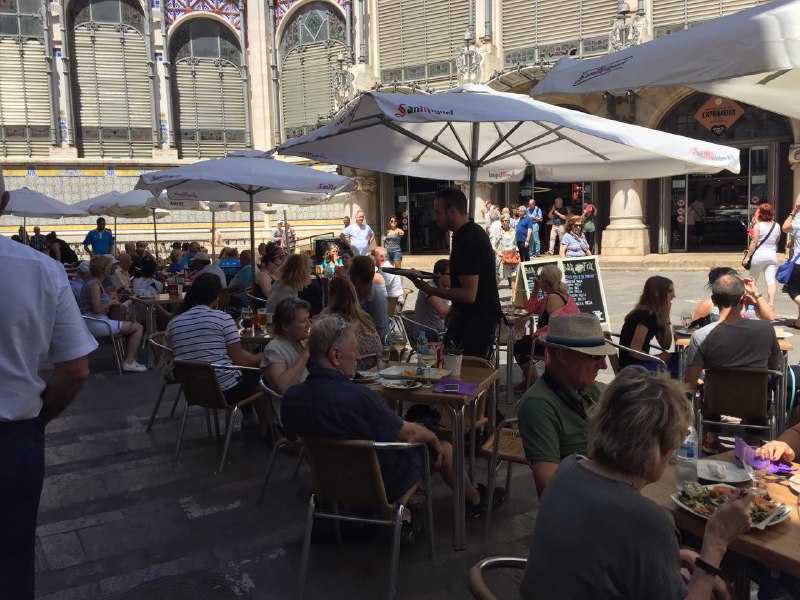 Els negocis destinats principalment als turistes han proliferat al voltant del patrimoni cultural i artístic del centre de València