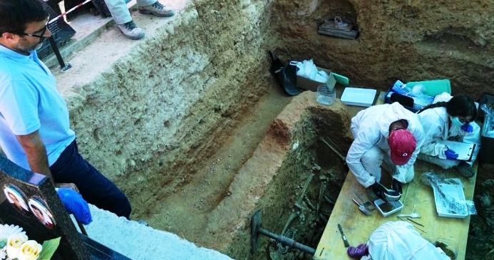 Treballs a la Fossa 113 del cementeri de Paterna