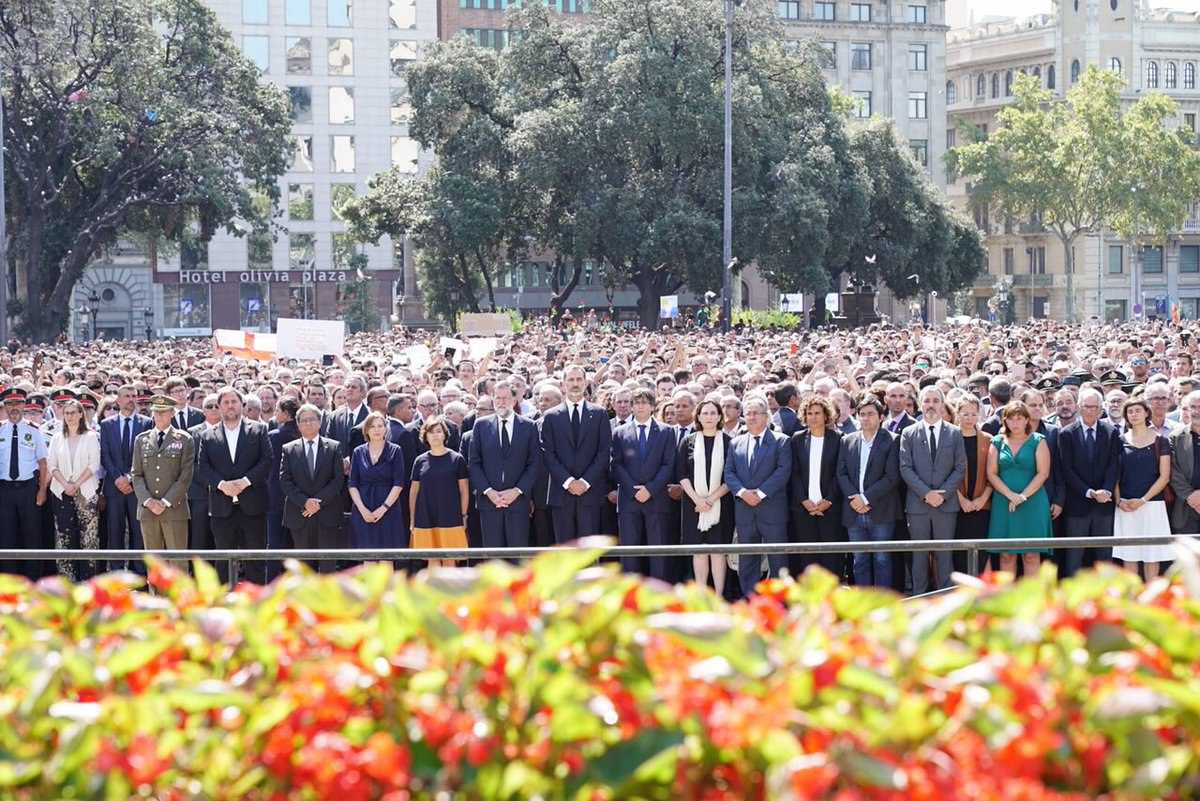 Minut de silenci a la Plaça Catalunya de Barcelona.